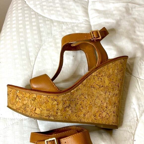 Women's Steve Madden Iluvit T-strap Platform Wedge Sandals HEELS Taupe Size 6 - Picture 9 of 14